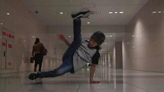 Парнишка здорово танцует брейк - смотреть видео (2:33)