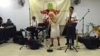 Задорная музыкантша, певица и танцовщица - смотреть видео (3:10)