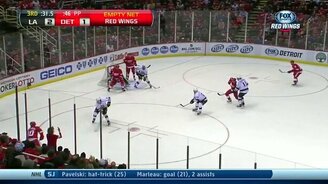 Ловкий случайный гол в хоккее - смотреть видео (1:10)