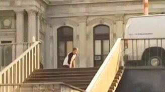 Безумный трюк на скейте - смотреть видео (1:37)