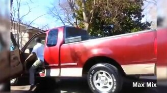 Курьёзы в работе эвакуаторщиков - смотреть видео (5:06)