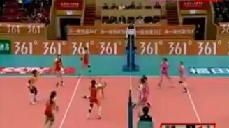 Классный розыгрыш подачи волейболисток - смотреть видео (2:02)