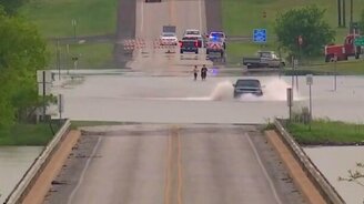 Неудачное пересечение брода пикапом - смотреть видео (1:17)