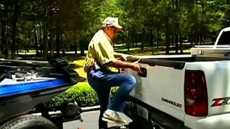 Самый неудачливый рыбак - смотреть видео (3:02)