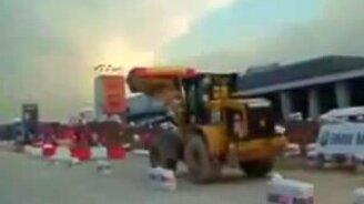 Прыгающий фронтальный погрузчик - смотреть видео (1:12)