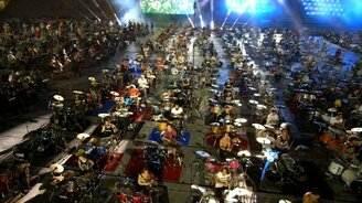 1000 рокеров исполнили "Smells Like Teen Spirit" - смотреть видео (6:45)