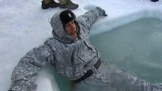 Проверка спецодежды в водах Арктики - смотреть видео (2:52)