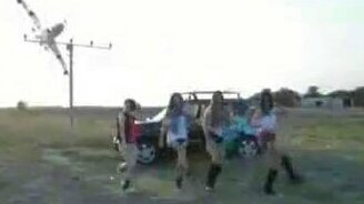 Когда пилот отвлёкся на девушек - смотреть видео (0:26)