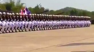 Чёткое выступление тайских солдат - смотреть видео (3:35)