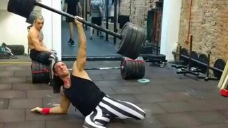 Становая тяга одной рукой - смотреть видео (0:33)