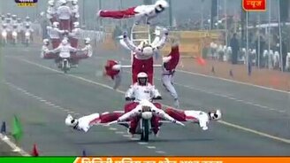 Трюки мотоциклистов на индийском параде - смотреть видео (4:10)