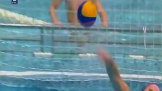 Чудной гол в водном поло - смотреть видео (0:16)