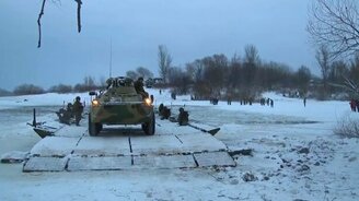 Наведение понтонной переправы через замёрзшую реку - смотреть видео (1:36)