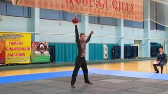 Силовой жонглёр - смотреть видео (2:02)