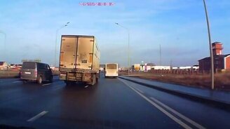 Ловкий водитель фуры - смотреть видео (0:32)