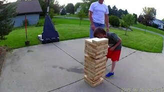 Семейная гигантская дженга - смотреть видео (1:56)