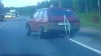 Машина едет полубоком - смотреть видео (1:40)