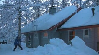 Убираем снег с крыши с помощью верёвки - смотреть видео (2:13)