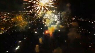 Пролетая сквозь салют и фейерверки - смотреть видео (1:08)