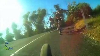 Случайный наскок кенгуру на велосипедиста - смотреть видео (0:29)