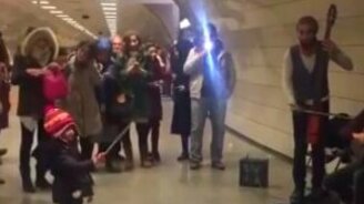 Маленькая девочка-дирижёр - смотреть видео (0:48)