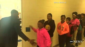 Учитель здоровается с учениками - смотреть видео (1:02)