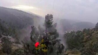 Парапланерист против сосны - смотреть видео (0:15)