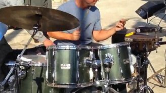 Увлечённый уличный барабанщик - смотреть видео (3:24)