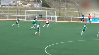 Вратарь забил гол от своих ворот - смотреть видео (0:26)