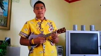 Играет языком на маленькой гитаре - смотреть видео (1:51)