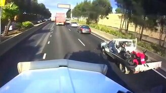 Забавная авария с мотоциклистом - смотреть видео (0:57)