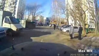 Самые безумные пешеходы - смотреть видео (5:03)