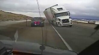 Ветер опрокинул фуру - смотреть видео (0:15)