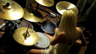 Симпатичная и способная барабанщица - смотреть видео (2:18)