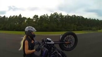 Стантрайдерша на мотоцикле - смотреть видео (1:51)