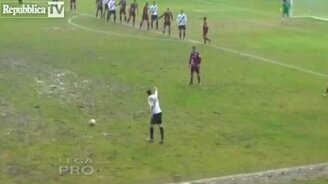 Внезапный гол с центра поля - смотреть видео (0:23)