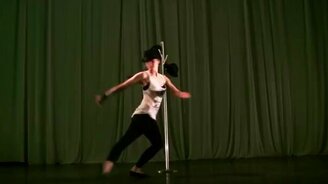 Танцовщица-жонглёрша - смотреть видео (3:46)