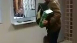 Кавер "Рюмка водки на столе" в полицейском участке - смотреть видео (0:36)