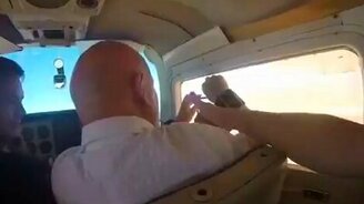 Нелепая потеря смартфона - смотреть видео (0:39)