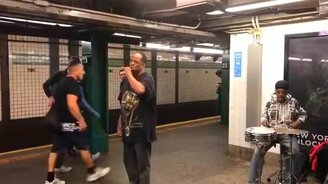 Талант поёт в метрополитене - смотреть видео (2:21)