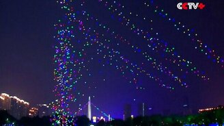 Разноцветное представление с беспилотниками - смотреть видео (2:15)