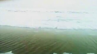 Прыжок микроавтобуса через разлом во льду - смотреть видео (1:00)