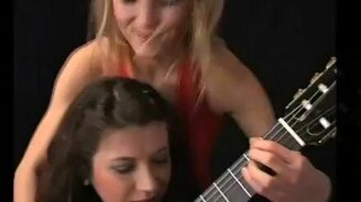 Вчетвером на двух гитарах - смотреть видео (4:06)