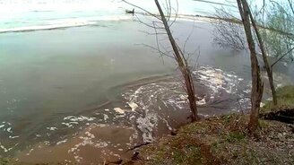 Водоворот поглощает берега - смотреть видео (2:55)