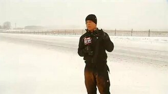 Репортёр против снегоуборщиков - смотреть видео (0:32)