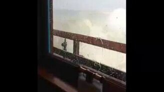 Ресторан на воде против шторма - смотреть видео (0:39)