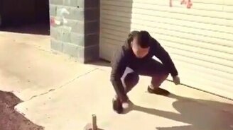 Ударился от испуга - смотреть видео (0:10)