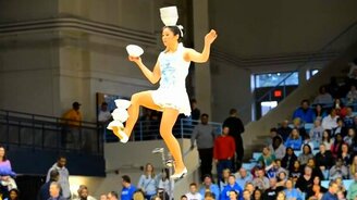 Ловкая азиатская циркачка - смотреть видео (2:37)