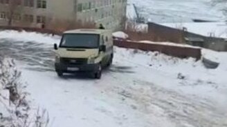 Авария с инкассаторами на гололёде - смотреть видео (0:37)