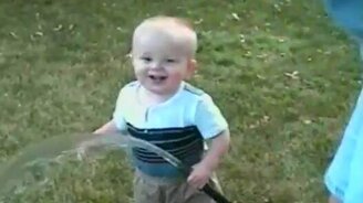 Ребёнок со струёй воды - смотреть видео (0:28)